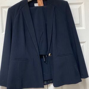 Beautiful navy blue pant suit from Calvin klein.